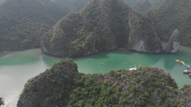 空中:飞越下龙湾岩石尖塔，越南著名的旅游景点视频素材