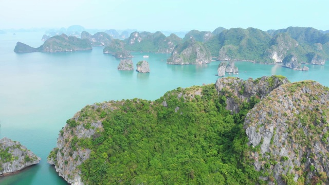 空中:飞越下龙湾岩石尖塔，越南著名的旅游景点视频素材