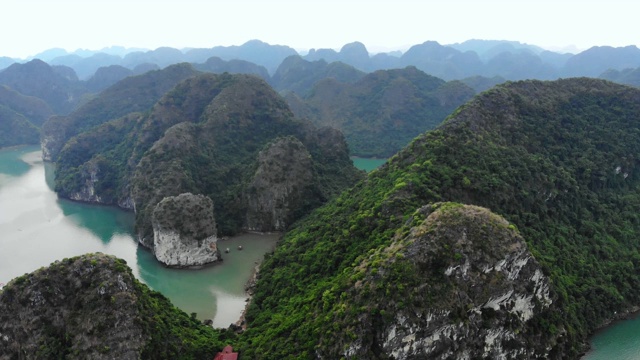 空中:飞越下龙湾岩石尖塔，越南著名的旅游景点视频素材