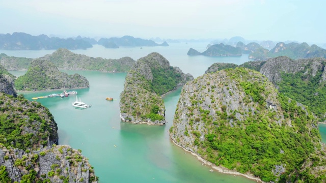 空中:飞越下龙湾岩石尖塔，越南著名的旅游景点视频素材