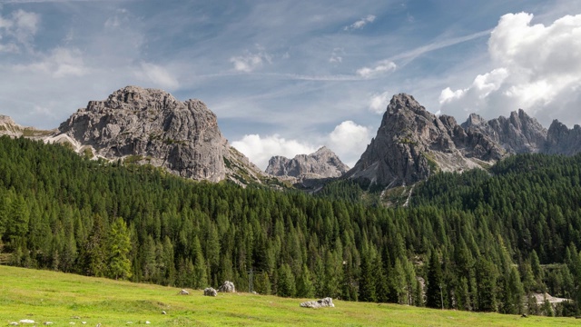 在蒂罗尔白云石峰附近的全景Cime di Lavaredo视频下载