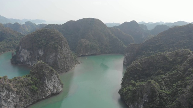 空中:飞越下龙湾岩石尖塔，越南著名的旅游景点视频素材