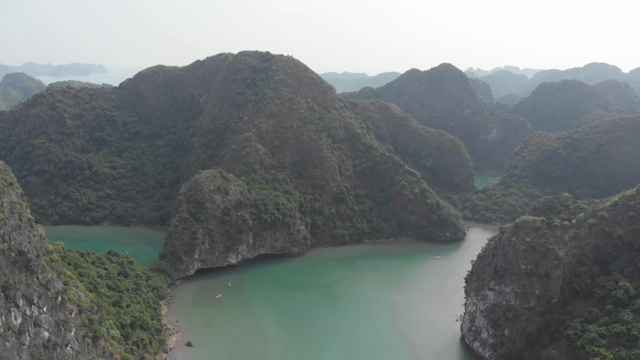 空中:飞越下龙湾岩石尖塔，越南著名的旅游景点视频素材