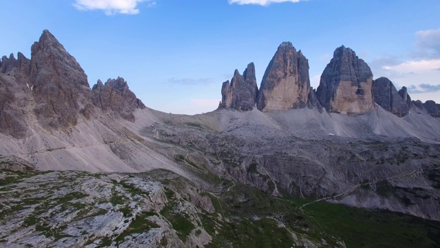 鸟瞰图。飞越意大利拉瓦雷多山脉的白云石山脉视频素材