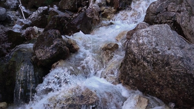 慢动作的地表水在山区河流视频素材