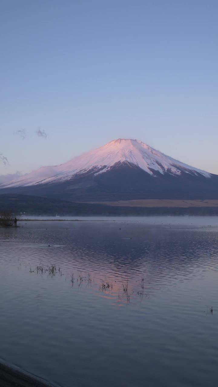 日出时的山中湖上的富士山视频素材