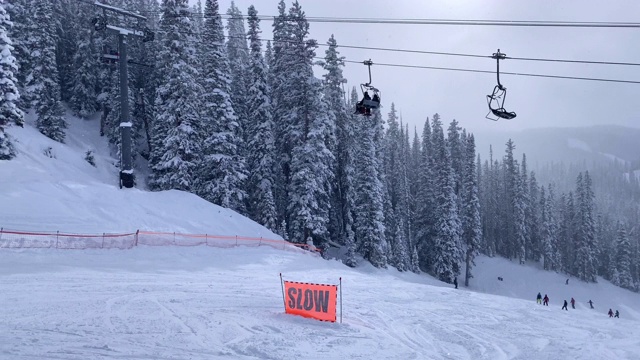 科罗拉多州特柳赖德滑雪胜地的缆车视频素材