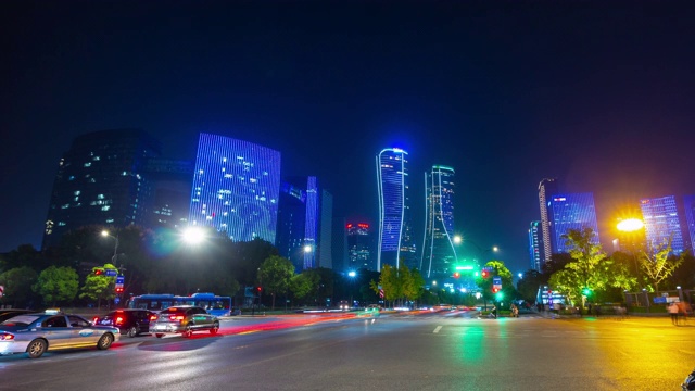 夜间照明杭州市区交通街道十字路口延时全景4k中国视频素材