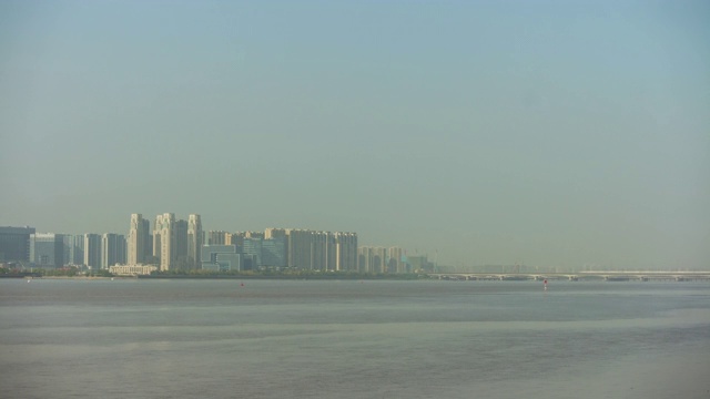 阳光明媚的一天杭州城市滨江交通大桥时光流逝全景4k中国视频素材