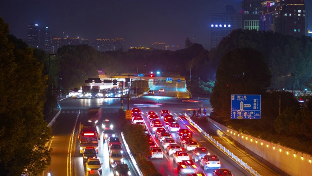 夜景时间照亮杭州市区交通滨江海湾隧道道路延时全景4k中国视频素材