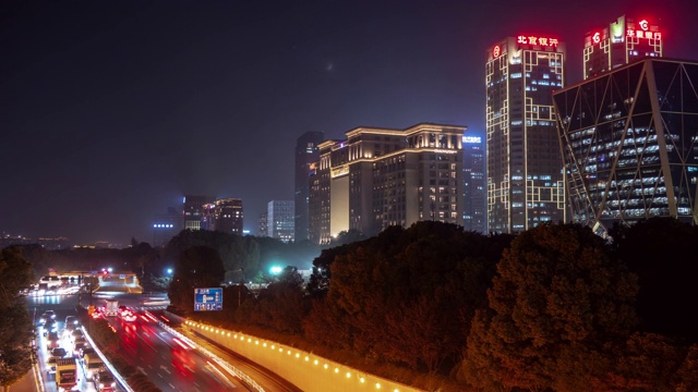 夜景时间照亮了杭州市区交通滨江湾路时光流逝的4k中国全景视频素材