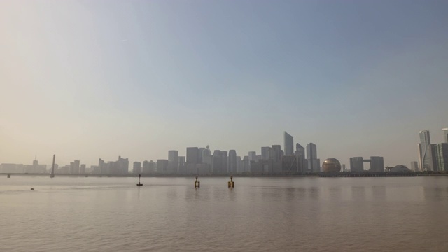 阳光明媚的一天杭州城市滨江交通市中心海湾时光流逝全景4k中国视频素材