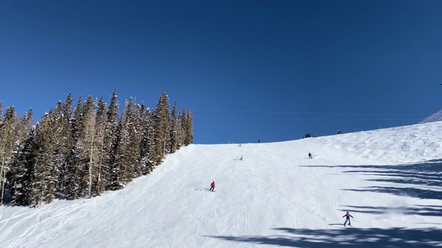 这是在山坡上滑雪的好天气视频素材