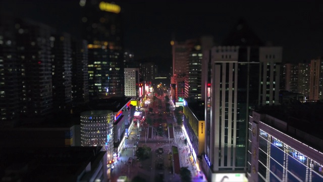 夜光照亮深圳著名的步行街全景，4k倾斜转移中国视频素材