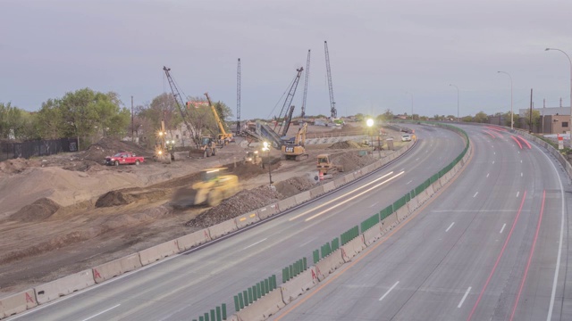 明尼阿波里斯高速公路旁的建筑工程的暮光延时视频素材