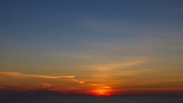 时间流逝，美丽的日落在海上。太阳落在海滩上。间隔拍摄日落镜头。局部海滩日落。视频素材