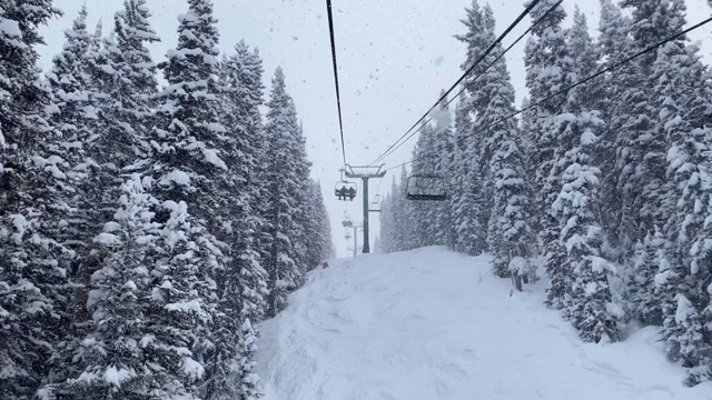 在大雪中乘坐滑雪缆车上山视频素材