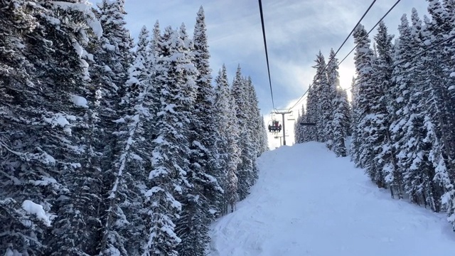 美国科罗拉多州的滑雪缆车视频素材