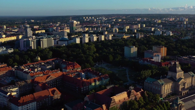 鸟瞰图Szczecin全景包括Akademia Morska和国家博物馆，波兰视频素材