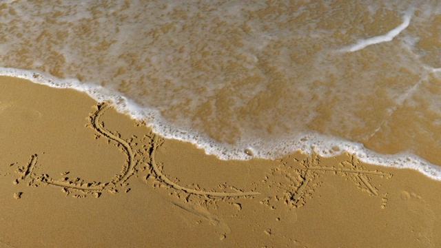 海浪把写在沙滩上的碑文冲掉了。词海。慢动作视频素材