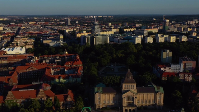 180鸟瞰Szczecin全景包括Akademia Morska，国家博物馆和Zachodniopomorski Urząd Wojewódzki，波兰视频素材