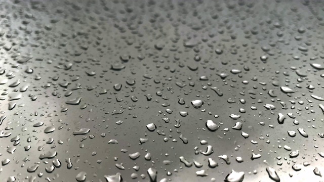 下雨时，水滴在玻璃上视频素材