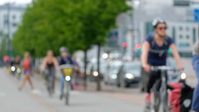 Ð“骑车人在自行车道上行走，道路交通拥挤视频素材