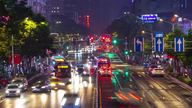 南京市中心夜光交通、街道、人行天桥的延时全景4k中国视频素材