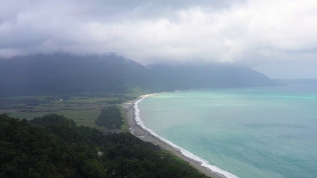 菲律宾吕宋岛附近碧绿海水的海湾视频素材