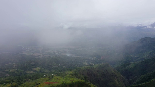 山峰上布满了雨林和云雾。热带气候中的雨云视频素材