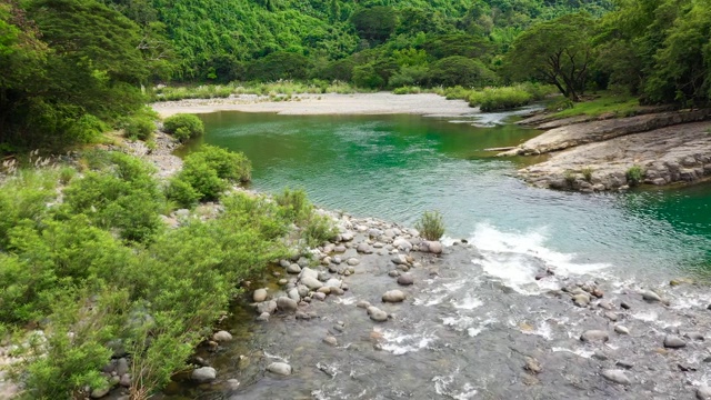 山河和热带雨林的绿意盎然视频素材