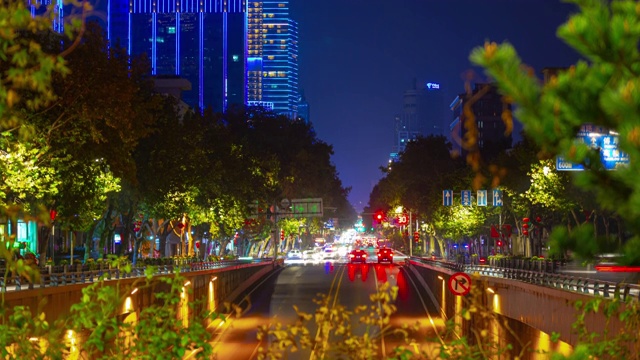 南京市中心夜间照明交通街道隧道时间推移全景4k中国视频素材