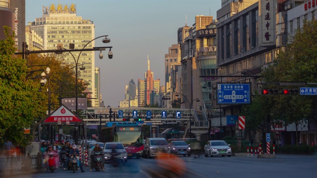 杭州城市日落时间繁忙的交通街道全景时间间隔4k中国视频素材