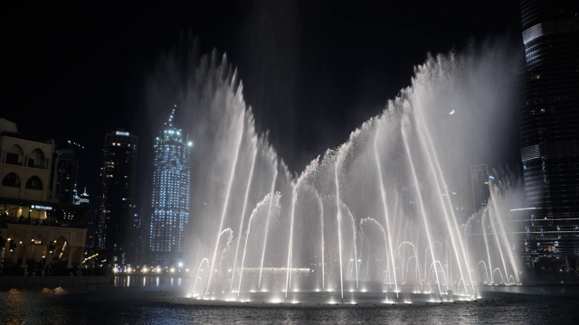 夜晚城市灯光下的跳舞喷泉视频素材