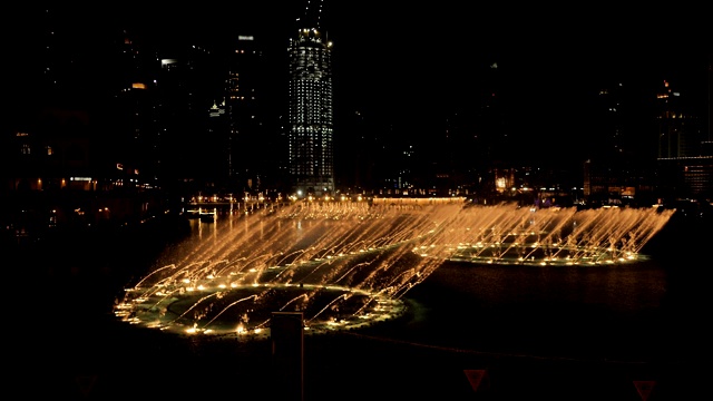 夜晚城市灯光下的跳舞喷泉视频素材