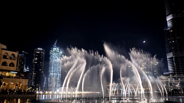 夜晚城市灯光下的跳舞喷泉视频素材