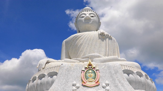 大佛建在泰国普吉岛的一座高山上，从远处就可以看到。视频素材