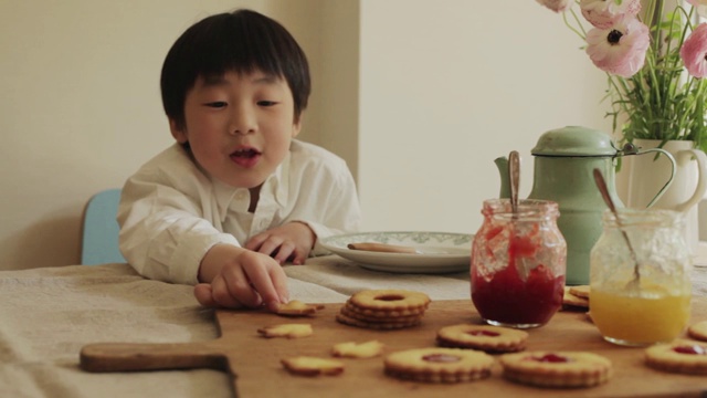 男孩享受零食时间视频下载