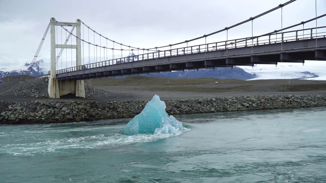 在冰岛的Jokulsarlon冰川泻湖，一个巨大的正在融化的冰块漂向海洋视频素材