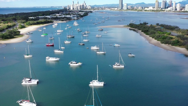 澳大利亚昆士兰州Broadwater黄金海岸的船只鸟瞰图视频素材