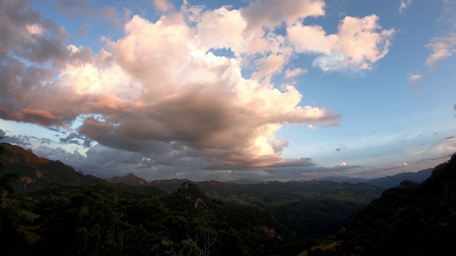 时间流逝运动的反射太阳和云移动在天空的傍晚背景山班加波，Mae Hong Son在泰国。视频素材