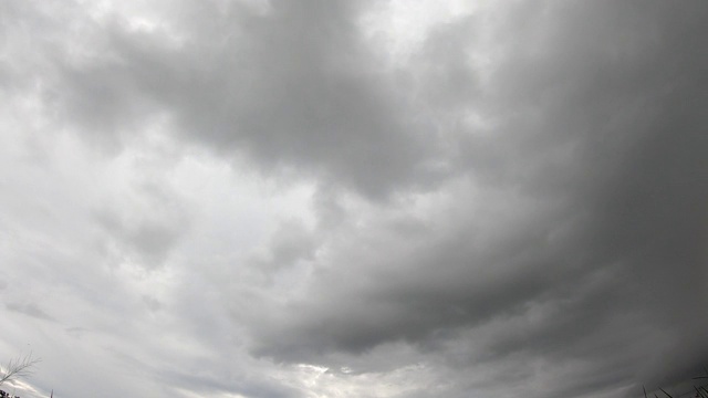 太阳的反射和雨云在天空中快速移动。视频素材