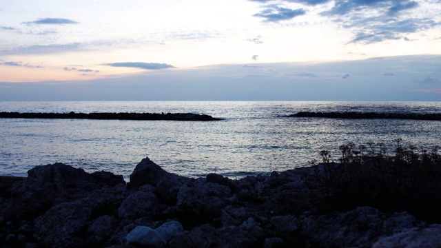 塞浦路斯海边美丽的夜晚。地中海日落的广角镜头。黄昏的热带度假胜地，美丽的大自然，风景。视频素材