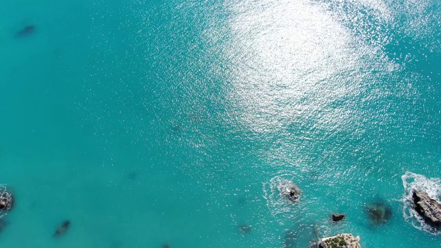 夏日的地中海在阳光下闪闪发光。广角拍摄的海景塞浦路斯旅游胜地。鸟瞰图的绿松石和蓝色的海浪在热带泻湖。风景、美景、自然、旅游。视频素材