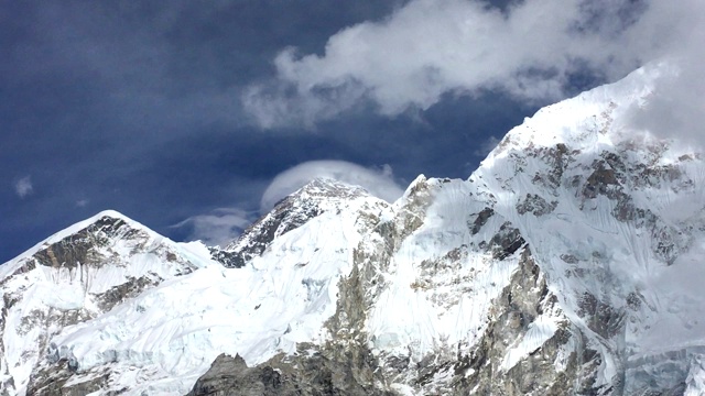 珠峰(图中中心峰)是世界上最高的山峰，从卡拉帕特尔(Kala Patthar)上可以看到，这是尼泊尔喜马拉雅山上Gorakshep的一个著名地标。视频素材