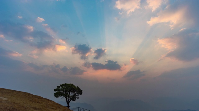 孤独的树与戏剧性的天空在山上，时间流逝视频视频素材