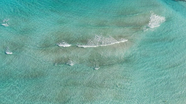 极端宽拍摄的沙地海底与地中海的绿松石波在它上面。鸟瞰美丽的塞浦路斯度假胜地，泡沫晶莹透明的水。旅游、度假、自然。视频素材