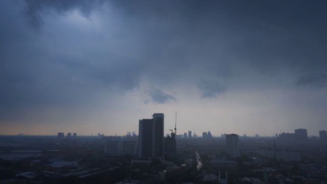 航拍画面，4K延时，热带风暴携暴雨，狂风暴雨云快速掠过泰国曼谷城市天际线。视频素材