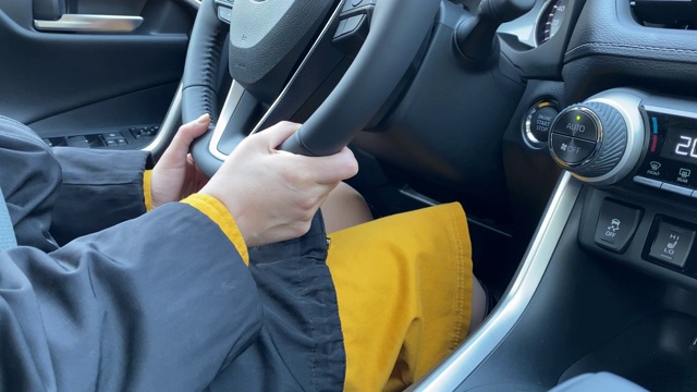 女人驾驶她的跨界越野车，女性的手在方向盘上视频素材