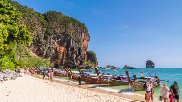 泰国甲米的Phra Nang海滩，游客和绿松石般的清澈海水、石灰岩悬崖和山脉视频素材